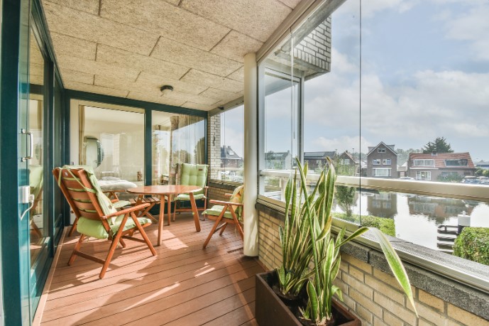 ідеї дизайну балкона з панорамними вікнами