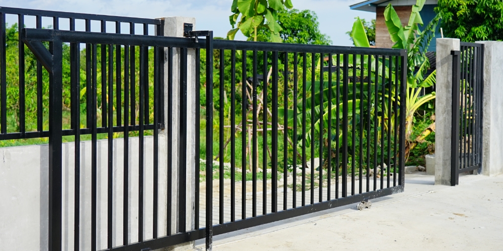 Какие нагрузки выдерживают распашные ворота и в каких условиях они актуальны